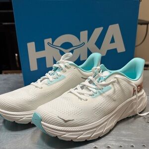 Hoka Women's White and Teal Arahi 7 and Athletic Shoes 8.5b NIB